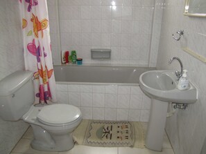 Departamento, 2 habitaciones, acceso a la alberca | Baño | Tina, secadora de cabello, toallas, jabón