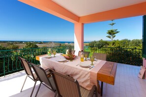 Outdoor dining - PANORAMIC 2 BEDROOM SEA VIEW APARTMENT (Μήνια)
