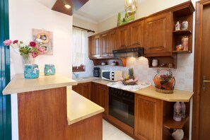 Microwave, oven, coffee/tea maker, electric kettle - PANORAMIC 2 BEDROOM SEA VIEW APARTMENT (Μήνια)