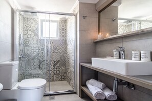 Een douche, een haardroger, handdoeken, zeep