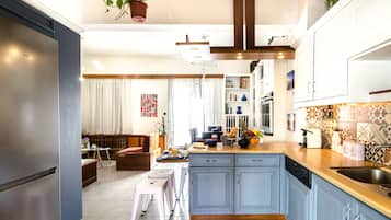 Jääkaappi, mikroaaltouuni, uuni, liesi