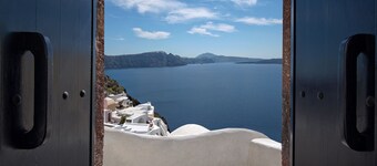 Aerie beautiful house, heart of Oia's traditional settlement, Caldera view