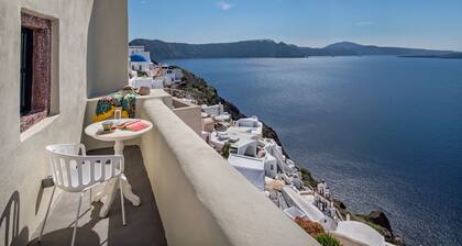 Aerie beautiful house, heart of Oia's traditional settlement, Caldera view