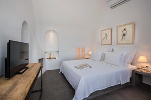 2 bedrooms, in-room safe, iron/ironing board, free WiFi - Aerie beautiful house, heart of Oia's traditional settlement, Caldera view (Οία)
