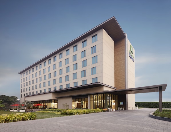 Un hotel moderno con facciata piatta, ampie finestre e un'area d'ingresso coperta.