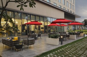 2 restaurantes, se sirve desayuno 