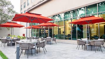 2 restaurants, serveren ontbijt