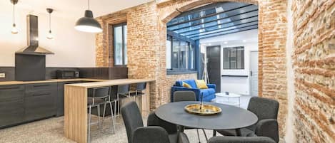 Deluxe Apartment | Living area | Smart TV, Netflix, first-run movies, pay movies