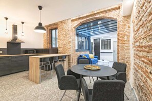 Deluxe Apartment | Living area | Smart TV, Netflix, first-run films, pay films