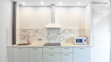 Căn hộ tiện nghi đơn giản, 1 giường đôi và sofa giường, không hút thuốc | Bếp riêng | Tủ lạnh, lò vi sóng, bếp nấu, máy rửa bát