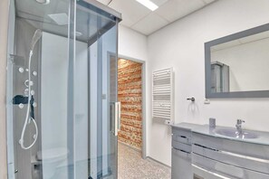 Deluxe Apartment | Bathroom | Shower, rainfall showerhead, free toiletries, hair dryer