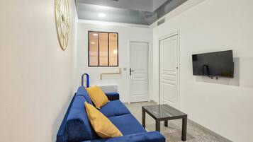 Căn hộ tiện nghi đơn giản, 1 giường đôi và sofa giường, không hút thuốc | Khu phòng khách | Smart TV, Netflix, các kênh phim chiếu ra mắt