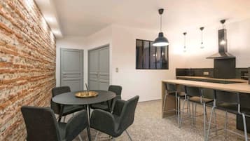 Appartement Deluxe | Cuisine privée | Réfrigérateur, micro-ondes, plaque de cuisson, lave-vaisselle
