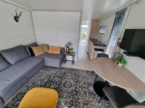 Loft, vista al canal | Área de sala de estar | Televisión de pantalla plana 