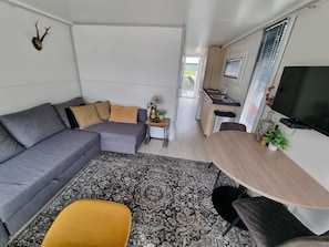 Loft, vista al canal | Área de sala de estar | Televisión de pantalla plana