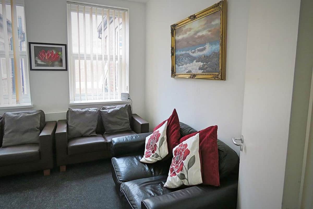 Harley Rooms- 248 West Street | Living room | Flat-screen TV