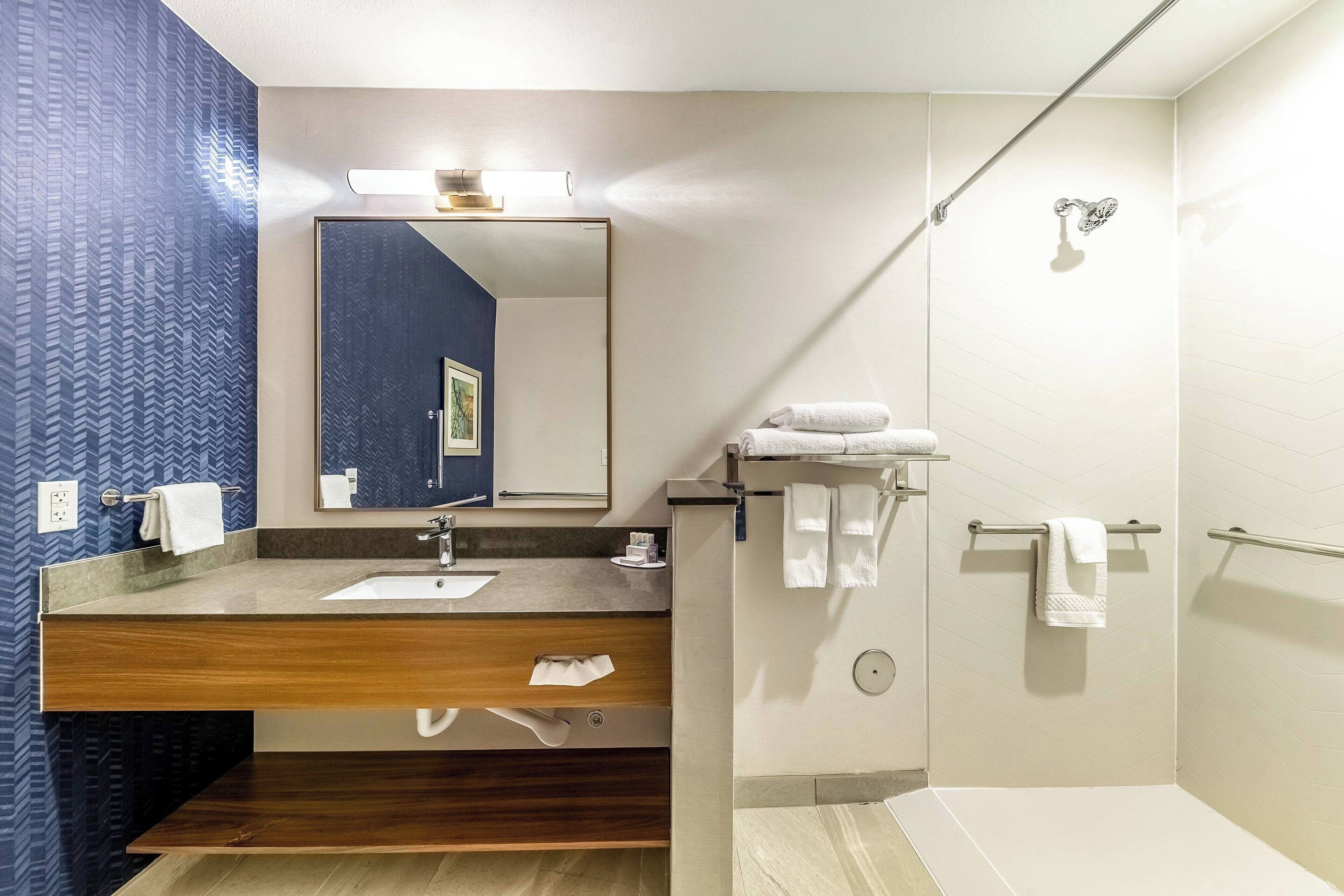 room, 1 king bed, non smoking | bathroom | free toiletries, hair dryer, towels, soap