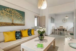 Een televisie, een tafeltennistafel en boeken