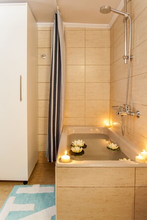 Combined shower/tub, hair dryer, slippers, towels - Independent family friently house (Κουτσουράς)