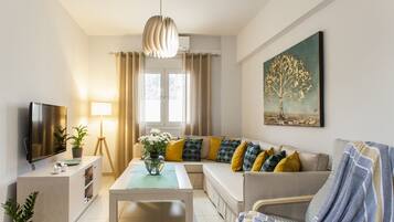 Fernseher, Tischtennisplatte, BĂŒcher