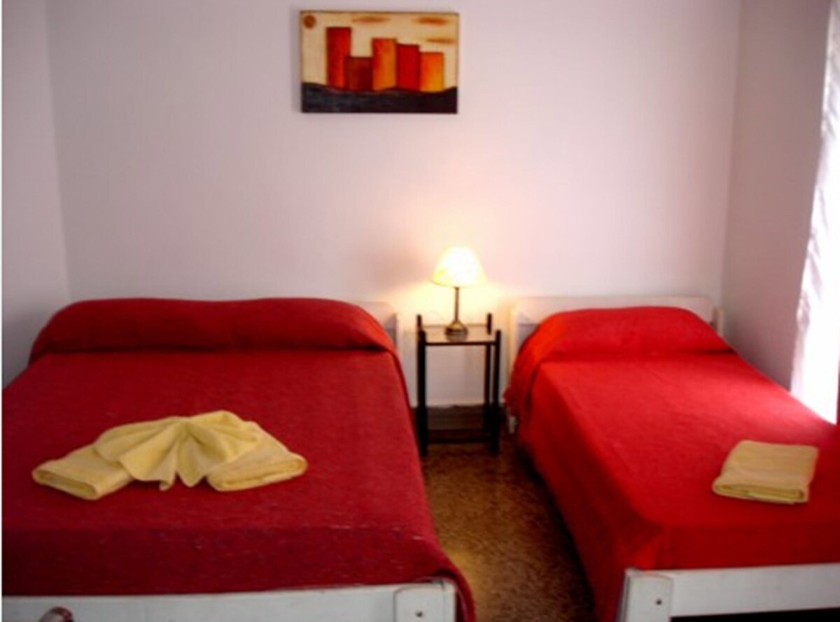 Basic Private Room | Cortinas opacas, wifi gratis, ropa de cama