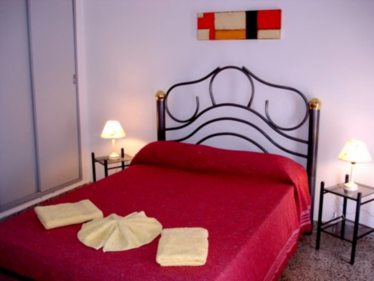 Basic Private Room | Cortinas opacas, wifi gratis, ropa de cama