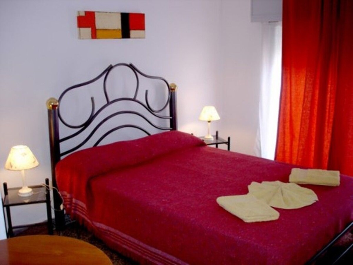 Basic Private Room | Cortinas opacas, wifi gratis, ropa de cama