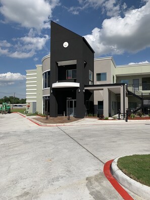 Front of property - Scottish Inns and Suites Scarsdale (Houston)