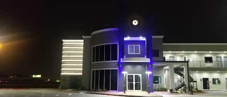 Fachada del alojamiento - Noche
