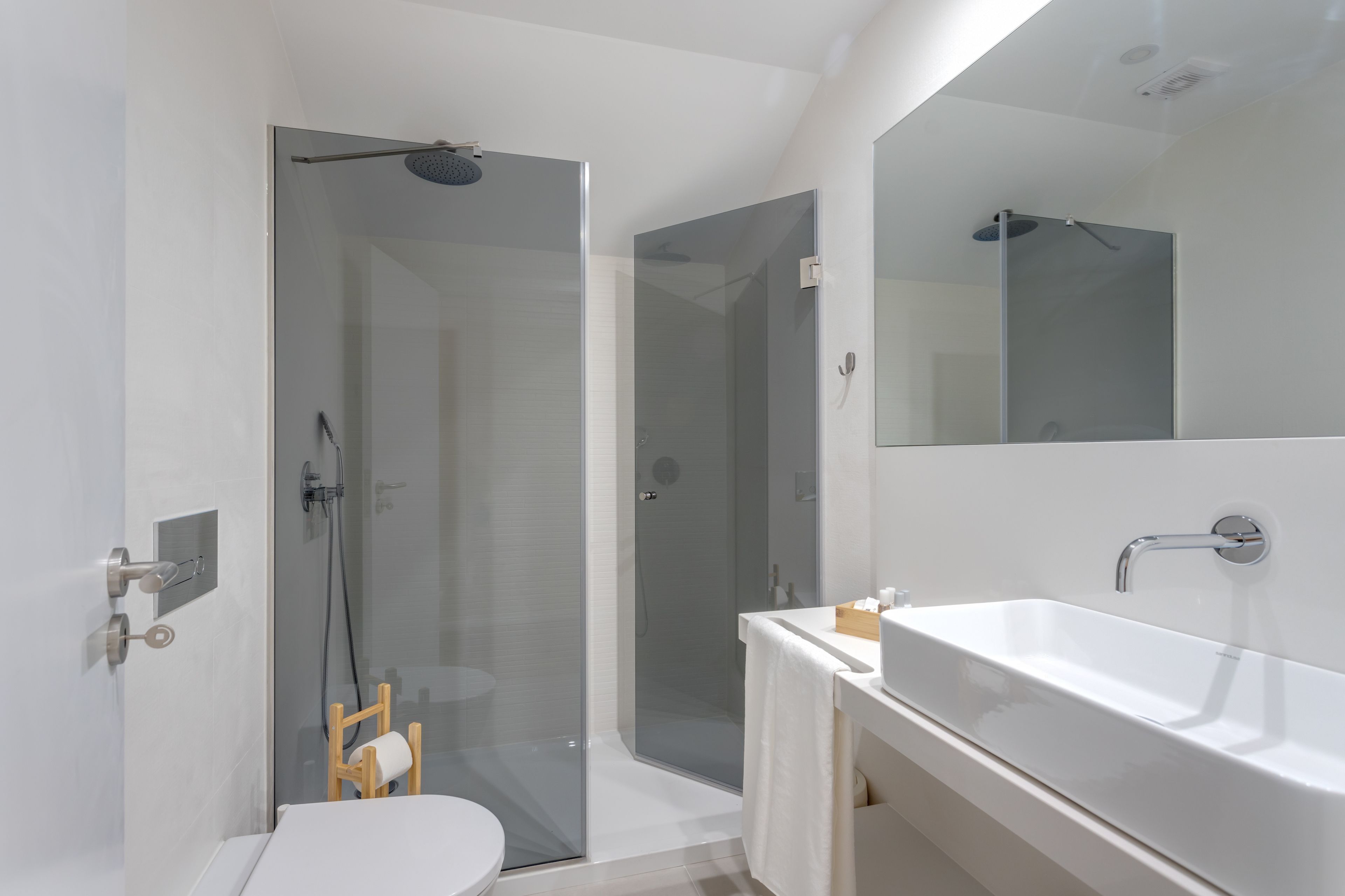 shower, rainfall showerhead, free toiletries, hair dryer