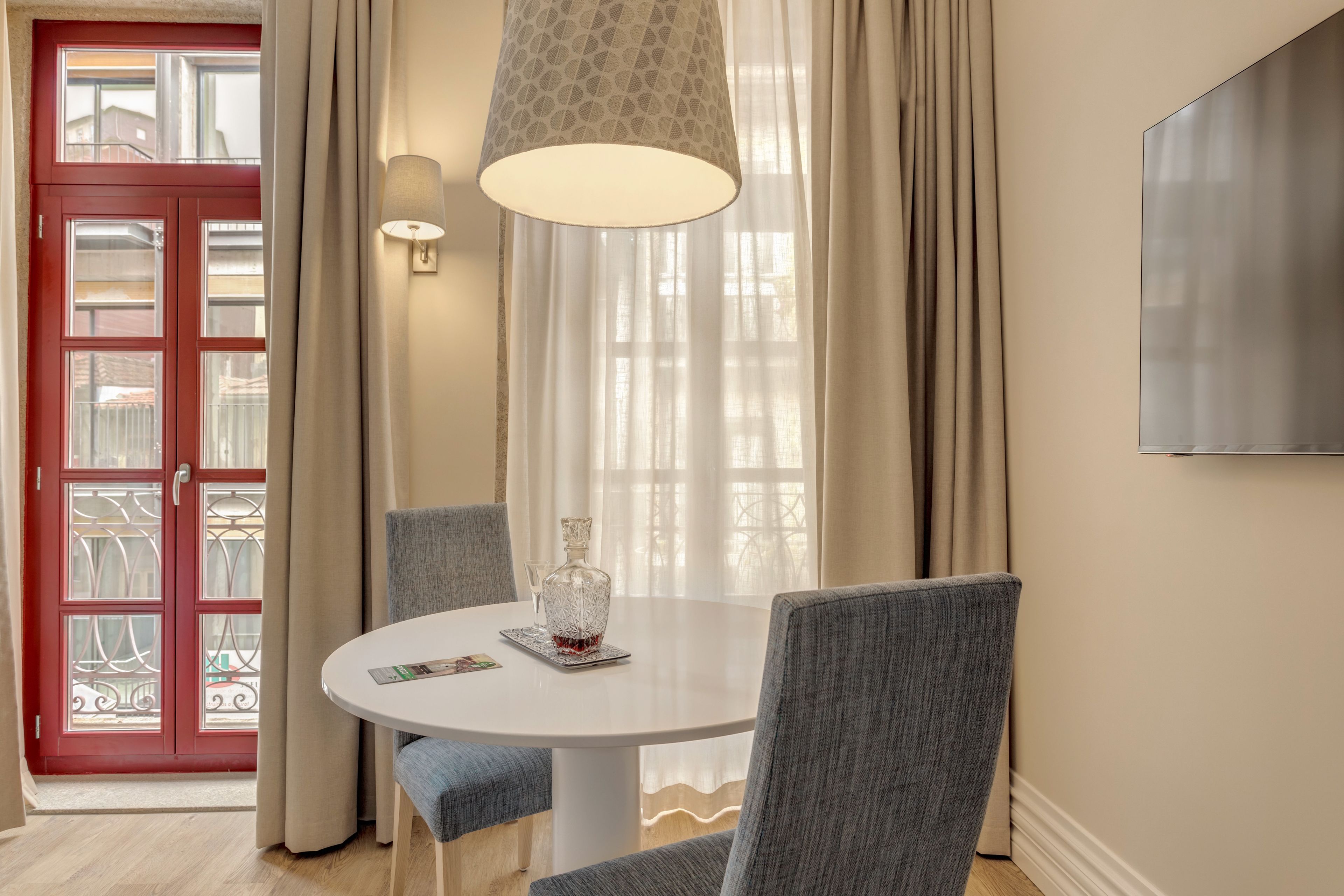 superior studio, balcony (2f) | in-room dining