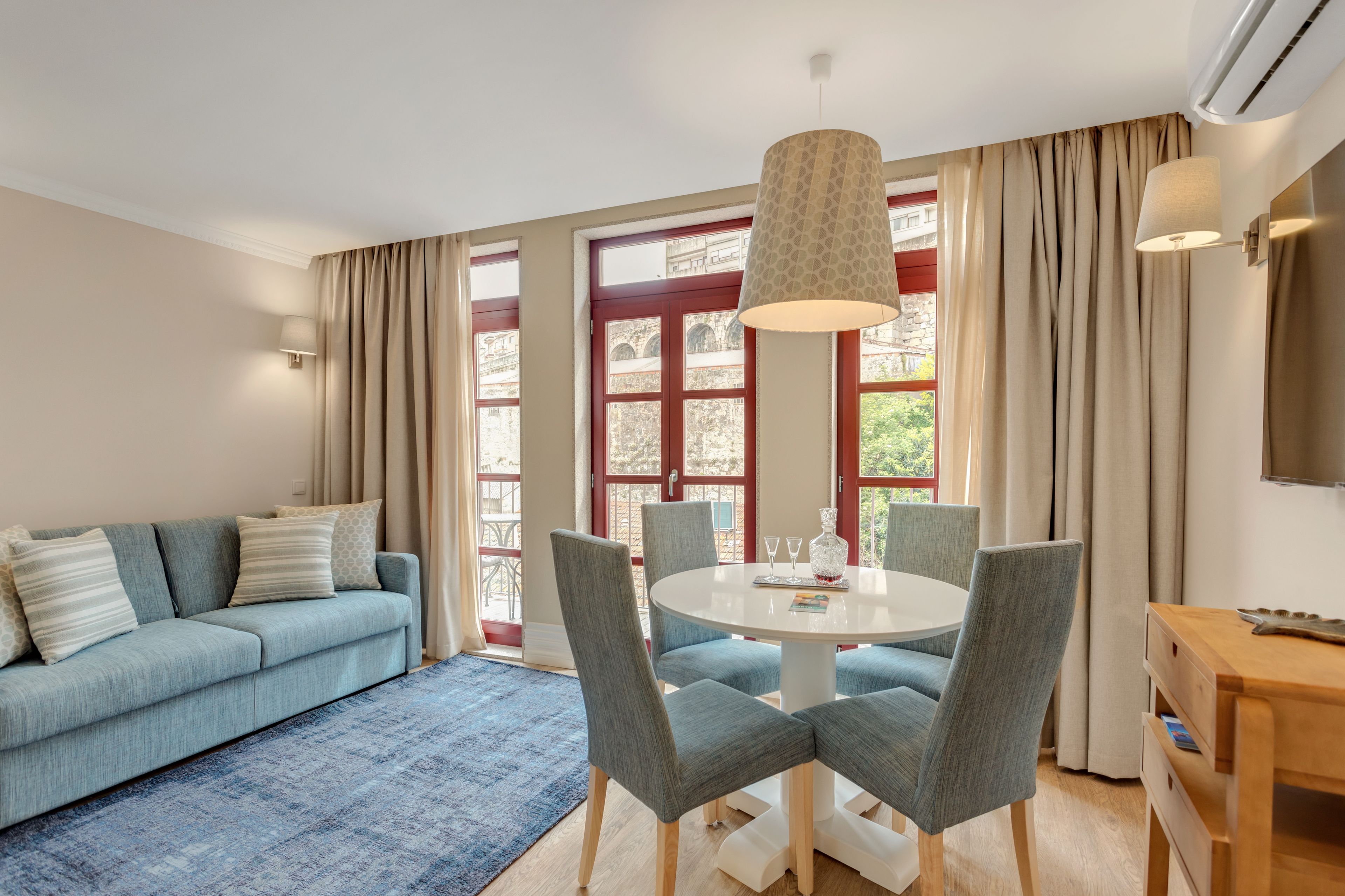 deluxe studio, balcony (3t) | living area | smart tv