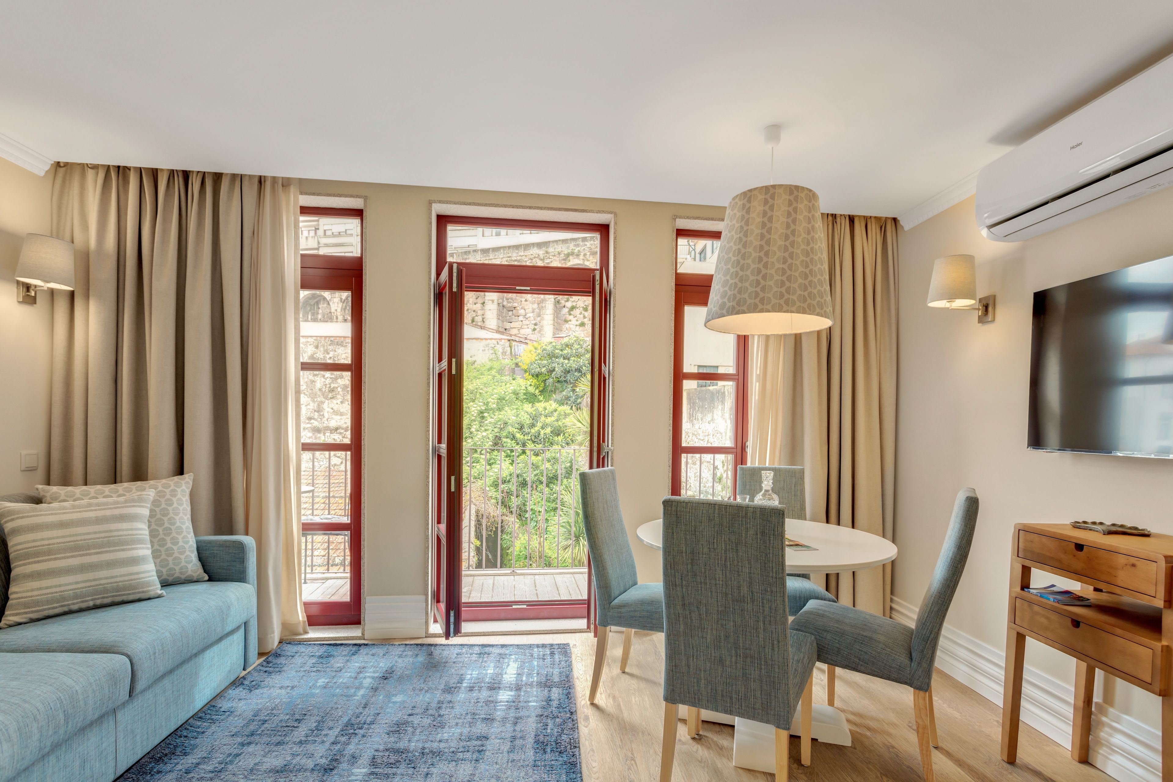 deluxe studio, balcony (3t) | living area | smart tv