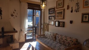 Departamento, varias camas | Área de sala de estar | Televisión 