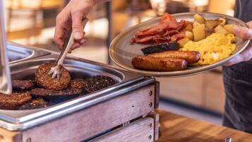 Daily continental breakfast (EUR 19.95 per person)