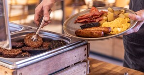 Daily continental breakfast (EUR 19.95 per person)