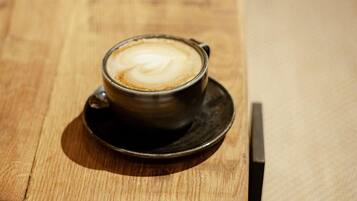 Uma chávena de café sobre uma mesa de madeira.