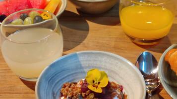 Una escena de desayuno con diferentes platos y bebidas.