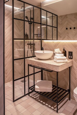 Twin Nest | Bathroom | Shower, eco-friendly toiletries, hair dryer, towels - Wren Urban Nest (Dublin)