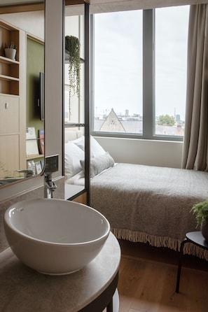 Cosy Nest | In-room safe, blackout drapes, soundproofing, free WiFi - Wren Urban Nest (Dublin)