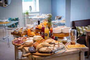 En frukostbuffé med ett varierat utbud av mat och dryck.