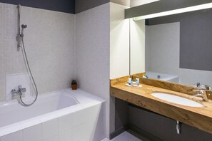 Bathroom - Hôtel Restaurant Gastronomique La Huchette (Replonges)