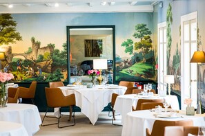 Dinner served - Hôtel Restaurant Gastronomique La Huchette (Replonges)