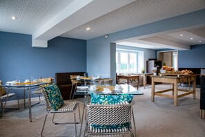 Daily continental breakfast (EUR 18 per person)