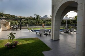 A rooftop pool area with lounge chairs, a small pool, and a pergola. - Villa 200m to Beach & Amenities w/Pool, Sauna, BBQ (Αλμυρίδα)