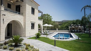 Utomhuspool och solstolar