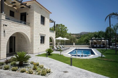 Luxury villa 200m from the Beach, shops & Restaurants , Steam - Sauna Room & BBQ