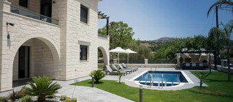 Luxury villa 200m from the Beach, shops & Restaurants , Steam - Sauna Room & BBQ