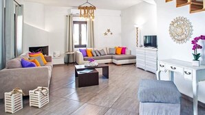 Un salon moderne avec un canapé, une table basse et un bureau blanc.