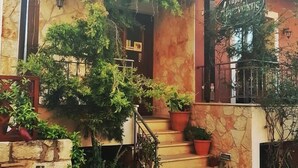 تفاصيل الفندق من الخارج